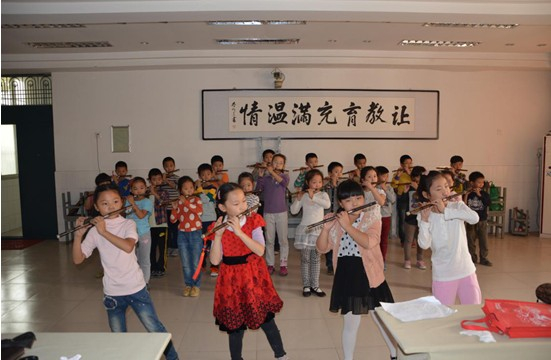 2013年在學(xué)生路小學(xué)開設(shè)了校園巴烏社團(tuán)