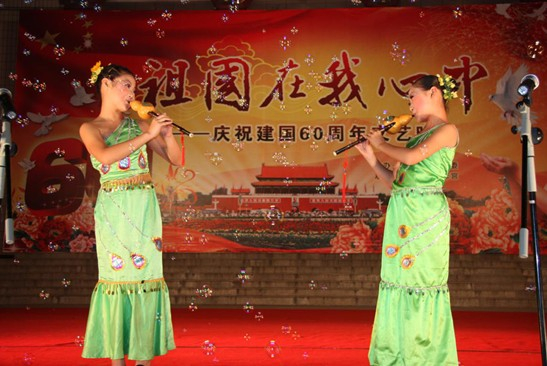 學(xué)生參加青少年宮組織的大型晚會